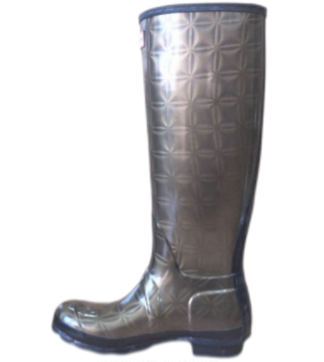 Women's 3D effect boots in outdoor environment